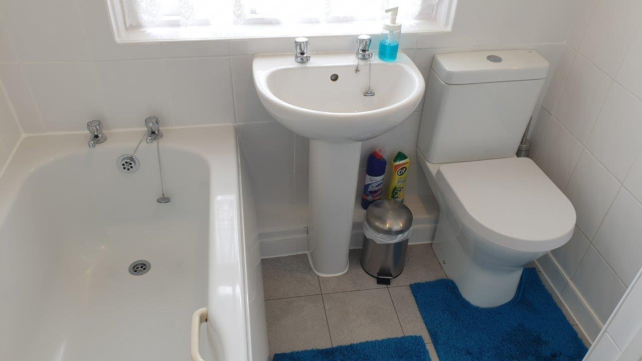 02 bathroom 2 landscape.jpg